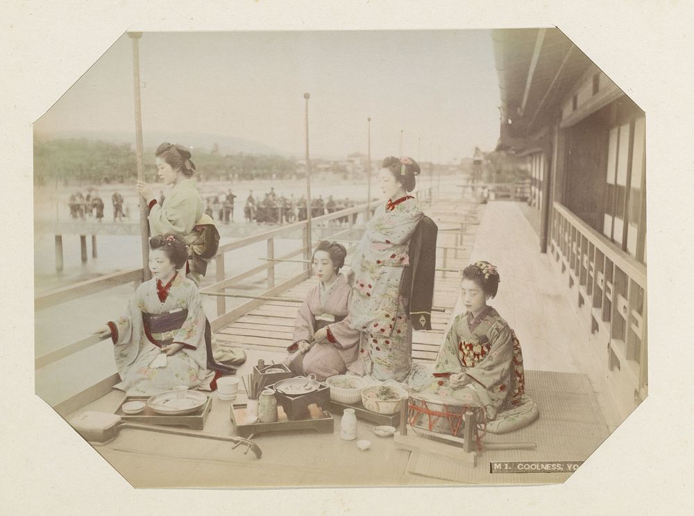 Groepsportret van vijf Japanse vrouwen aan de maaltijd in Kyoto (c. 1870 - c. 1900) by anonymous