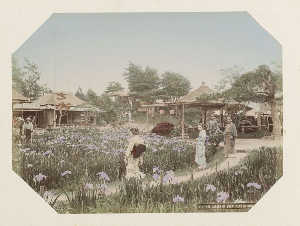 Tuin met bloemen en bezoekers in Horikiri bij Tokyo (c. 1870 - c. 1900) by anonymous