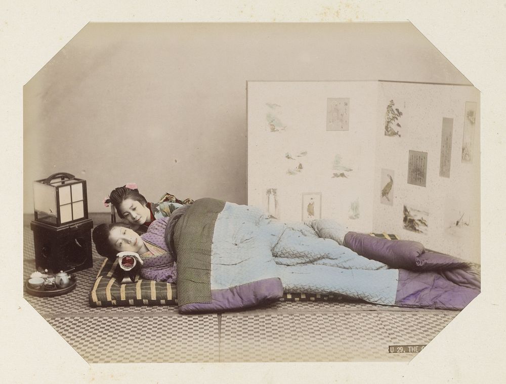 Twee Japanse meisjes op bed liggend (c. 1870 - c. 1900) by anonymous