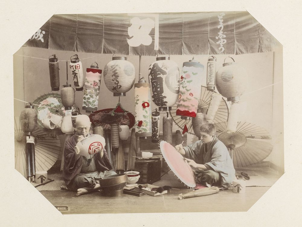 Twee Japanse lantaarnmakers in hun werkplaats (c. 1870 - c. 1900) by anonymous