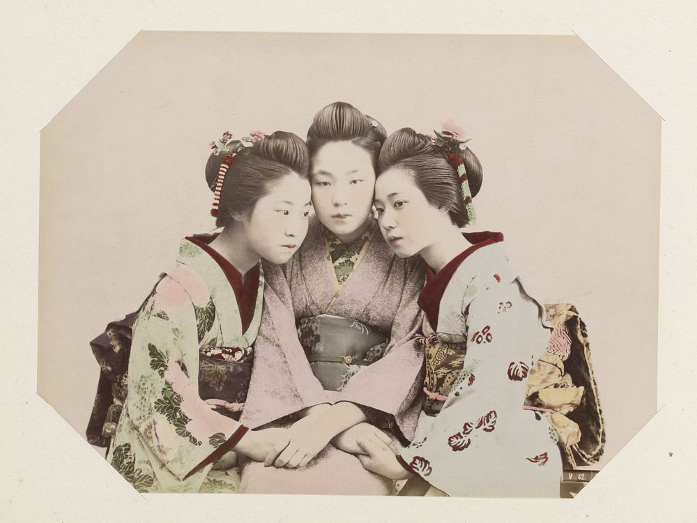 Groepsportret van drie Japanse meisjes (c. 1870 - c. 1900) by anonymous