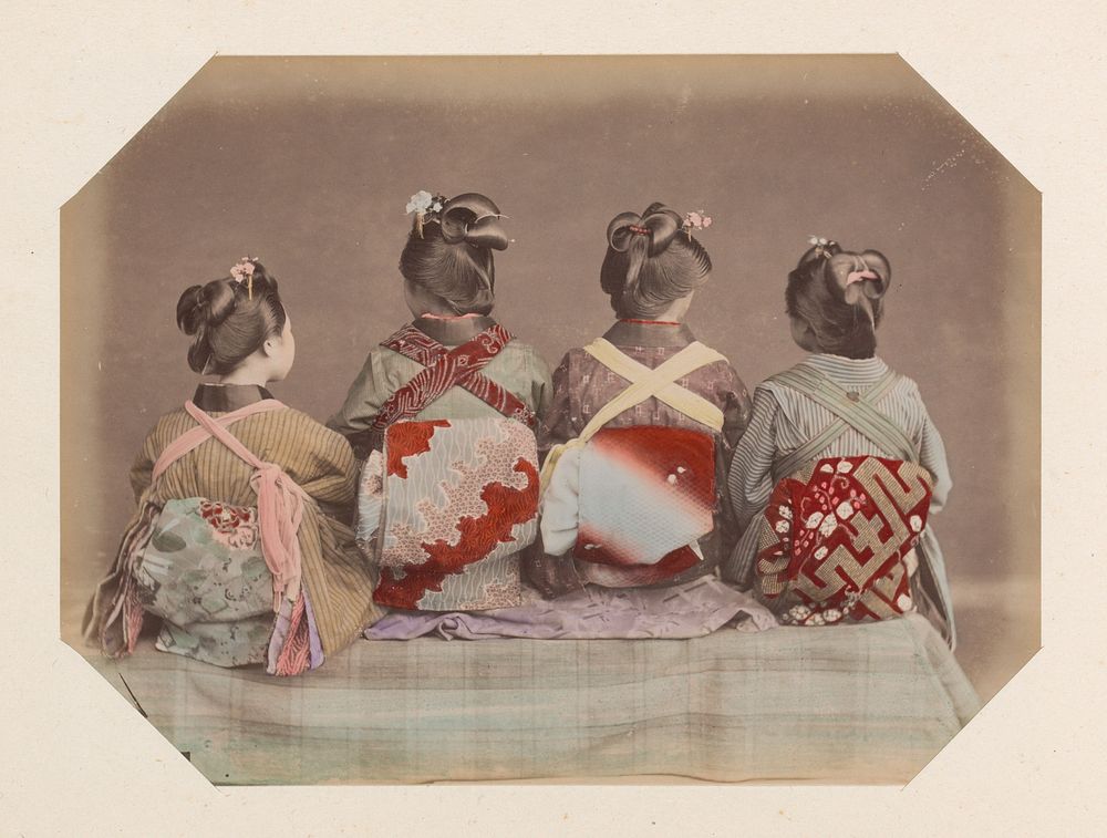 Vier Japanse meisjes, zittend op de rug gezien (c. 1870 - c. 1900) by Kusakabe Kimbei