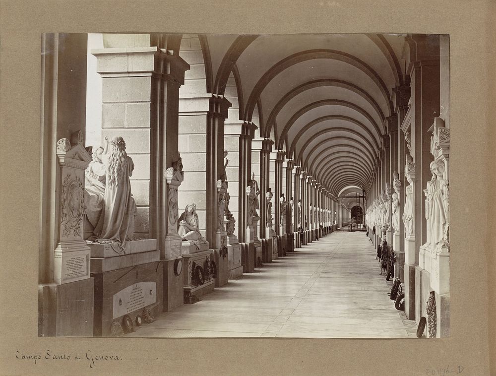 Beeldengalerij met rouwkransen op de begraafplaats van Staglieno in Genua (1850 - 1876) by anonymous