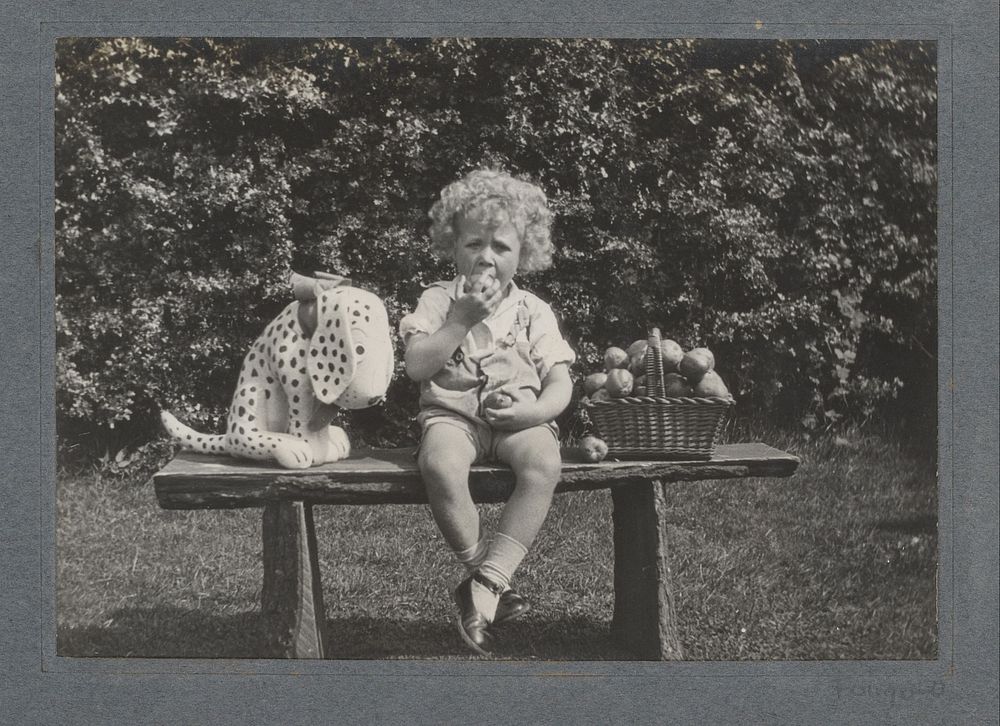 Zittende jongen met appels (1917 - 1926) by anonymous