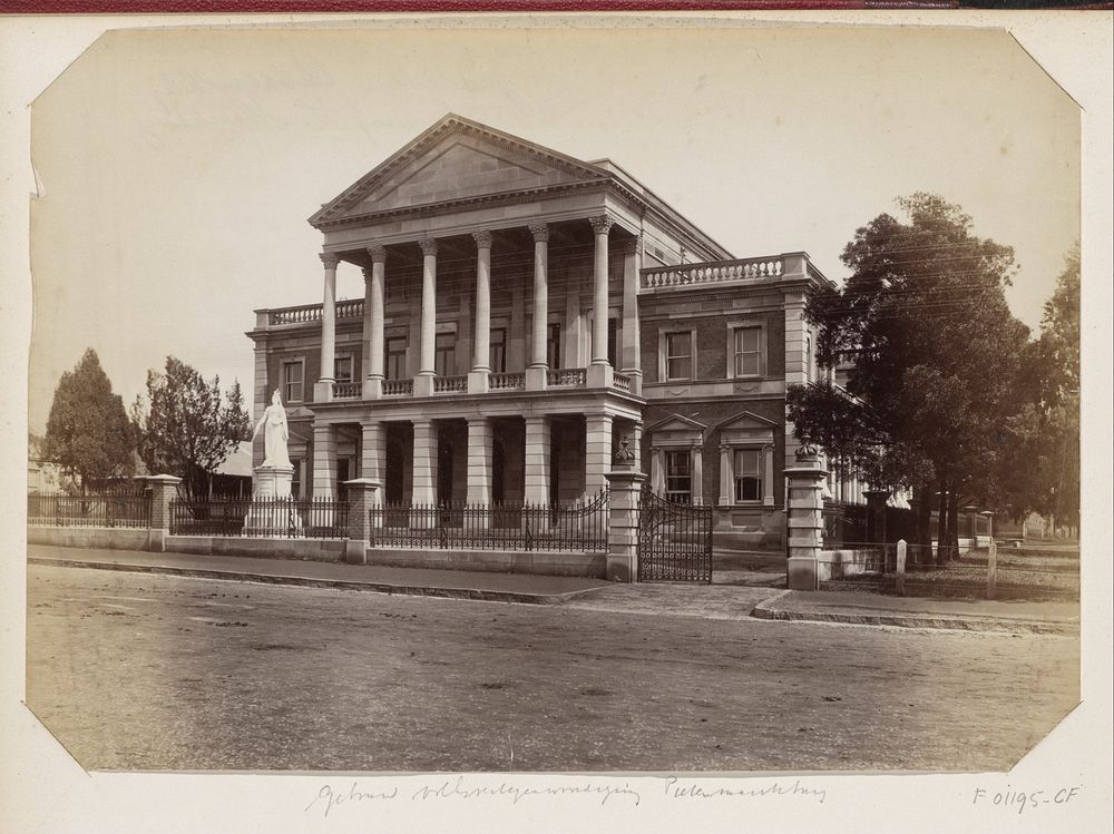 Exterieur van het gebouw van de volksvertegenwoordiging in Pietermaritzburg (in or after 1889 - c. 1900) by anonymous