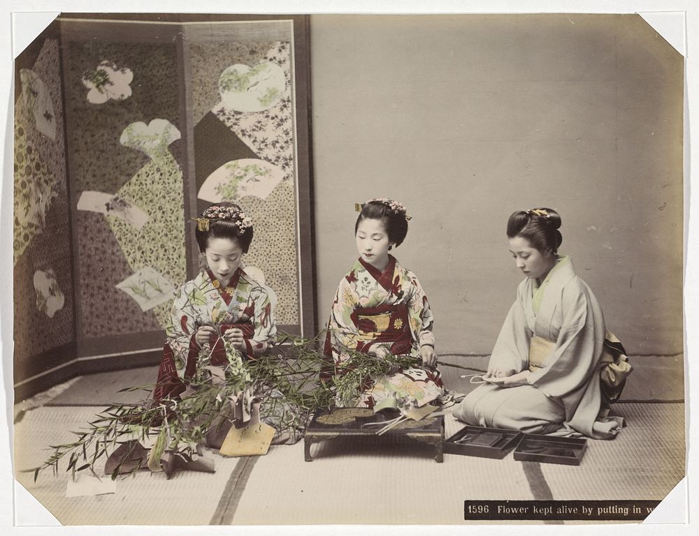 Drie Japanse vrouwen schikken bloemen (1890 - 1894) by anonymous