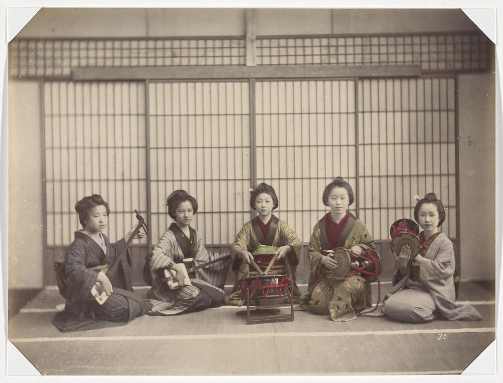 Japanse meisjes maken muziek met snaar- en slaginstrumeneten (1890 - 1894) by anonymous