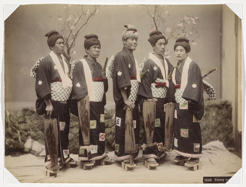 Japanse komedianten in vrouwenkleding (1890 - 1894) by anonymous