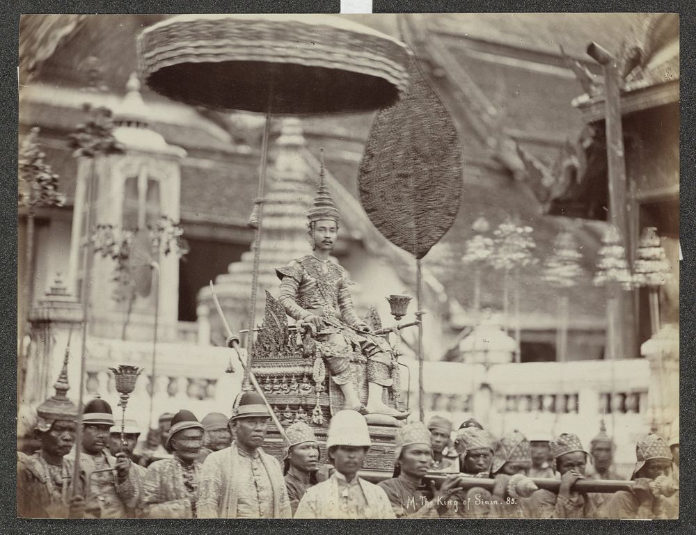 Optocht met Rama V, koning van Siam, op een draagstoel (c. 1870 - c. 1900) by G R Lambert and Co