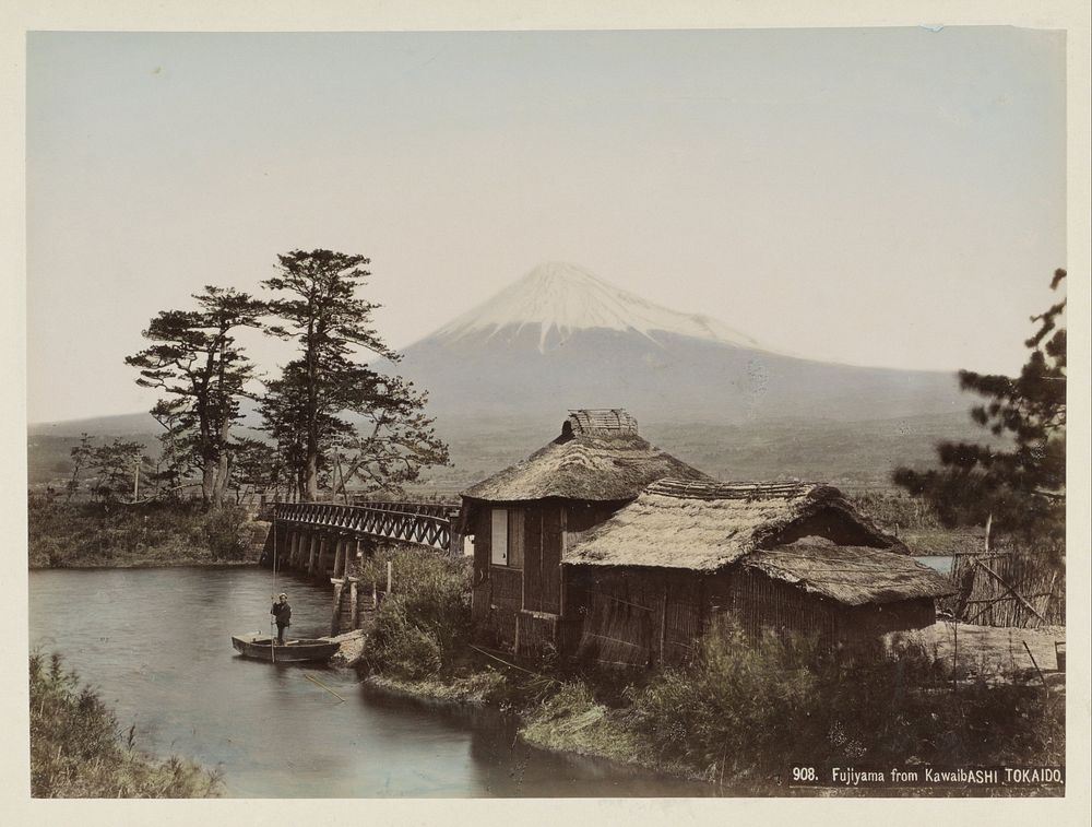 Berg Fujiyama gezien vanaf Kawaibashi, met op de voorgrond een brug en een gebouw (c. 1870 - c. 1900) by anonymous