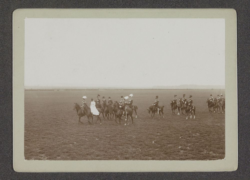 Koning Wilhelmina en een militaire garde te paard op de hei (1895 - 1920) by anonymous
