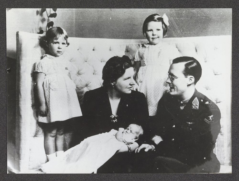 Familieportret van de koninklijke familie in Canada (c. 1943) by anonymous