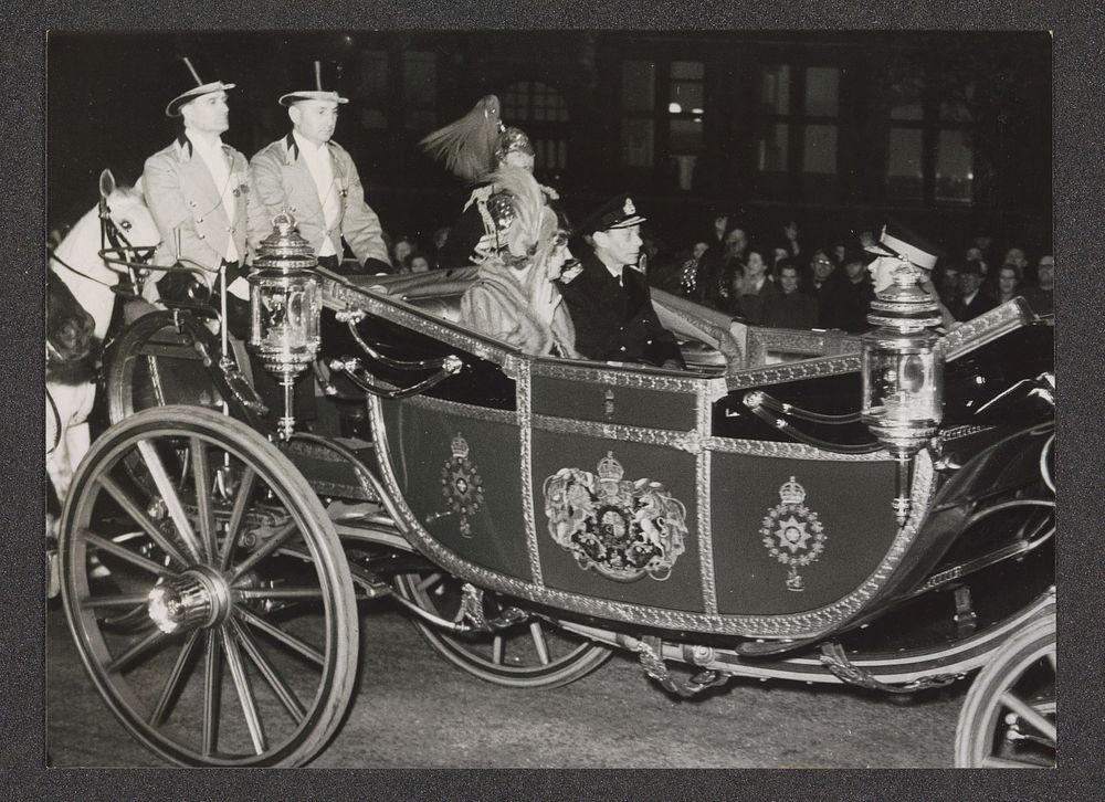 Koningin Juliana en Koning George VI in een rijtuig (1950) by Sport and General Press Agency