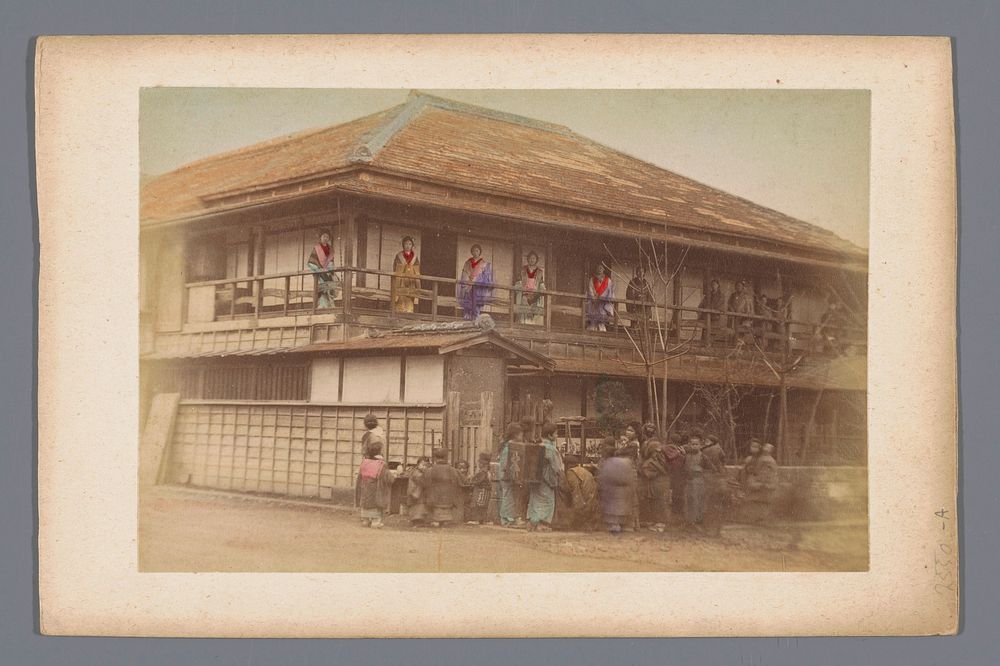Vrouwen en kinderen voor een gebouw in Japan (1860 - 1900) by anonymous