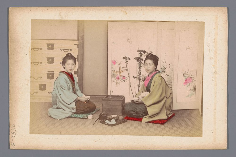 Twee onbekende Japanse vrouwen tijdens de thee (1860 - 1900) by anonymous