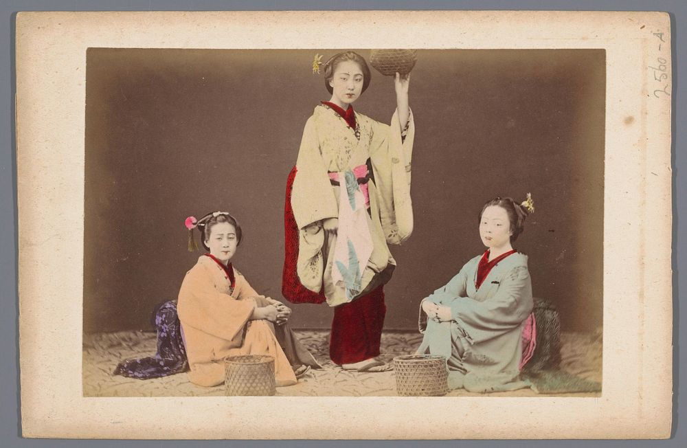 Groepsportret van drie onbekende Japanse meisjes (1860 - 1900) by anonymous