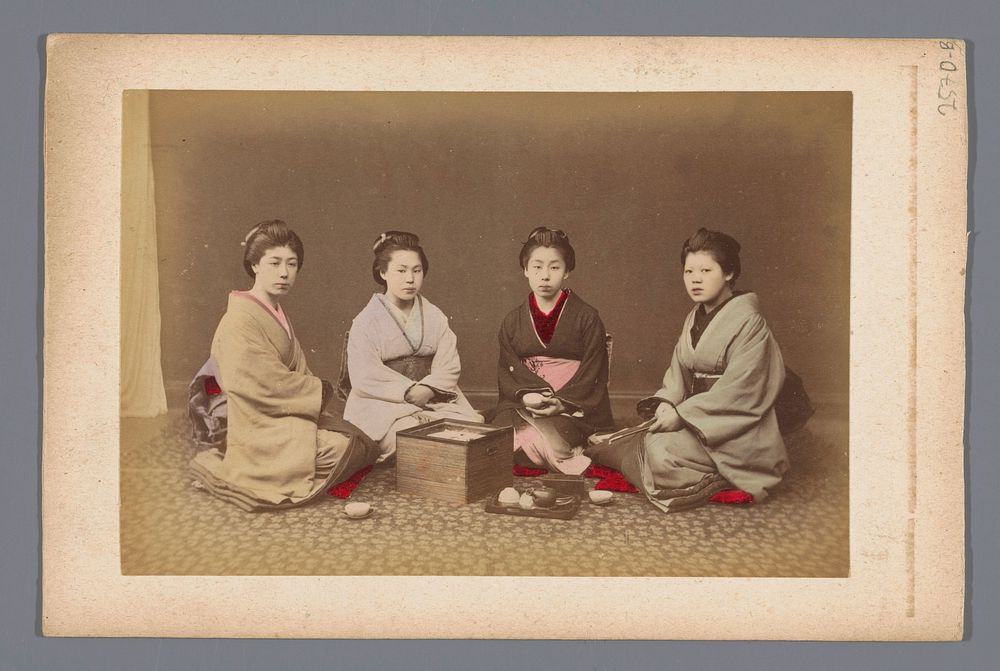 Groepsportret van vier onbekende Japanse vrouwen bij de thee (1860 - 1900) by anonymous