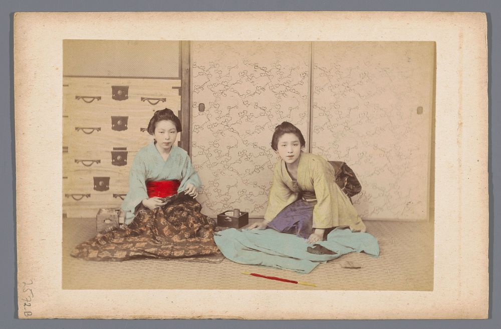 Dubbelportret van twee onbekende Japanse vrouwen (1860 - 1900) by anonymous