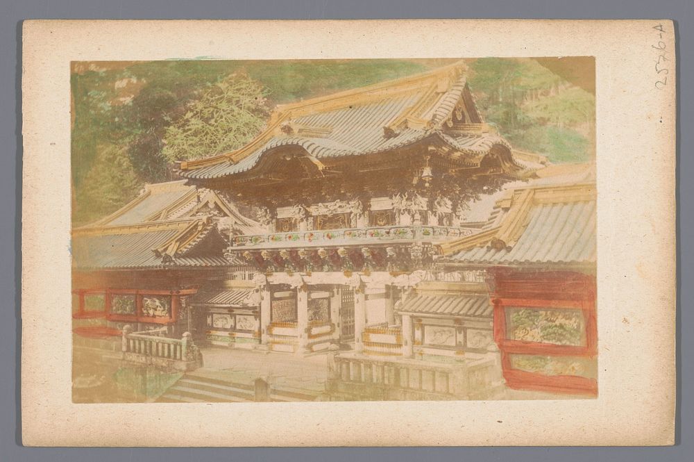 Gezicht op het Yomeimon in het Nikkō Tōshō-gū in Nikko, Japan (1860 - 1900) by anonymous