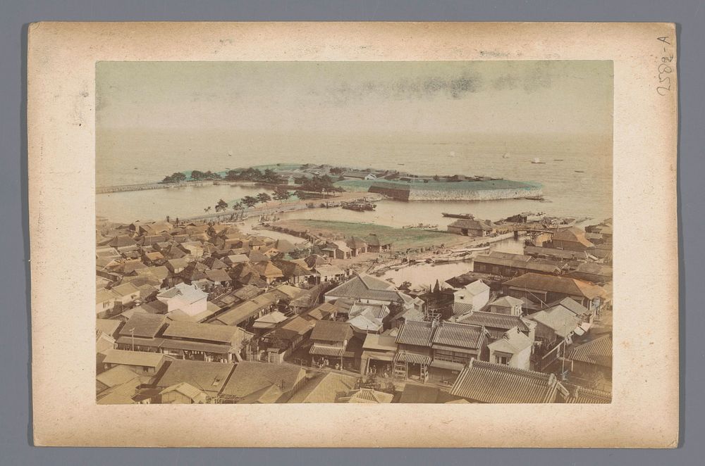 Stadsgezicht aan zee in Japan (1860 - 1900) by anonymous