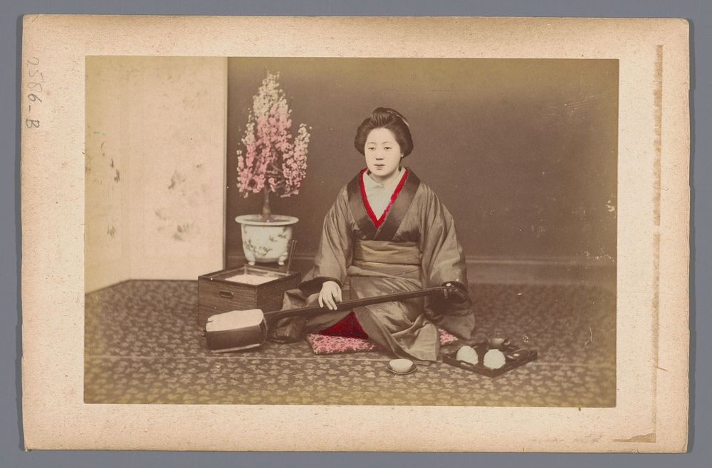 Portret van een onbekende Japanse vrouw met shamisen (1860 - 1900) by anonymous