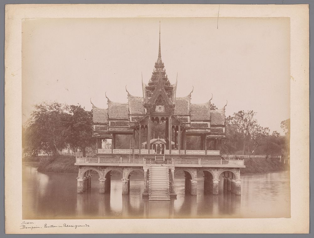 Aisawan Dhiphya-Asana paviljoen op het water bij het Bang Pa-In paleis in Thailand (1860 - 1900) by anonymous
