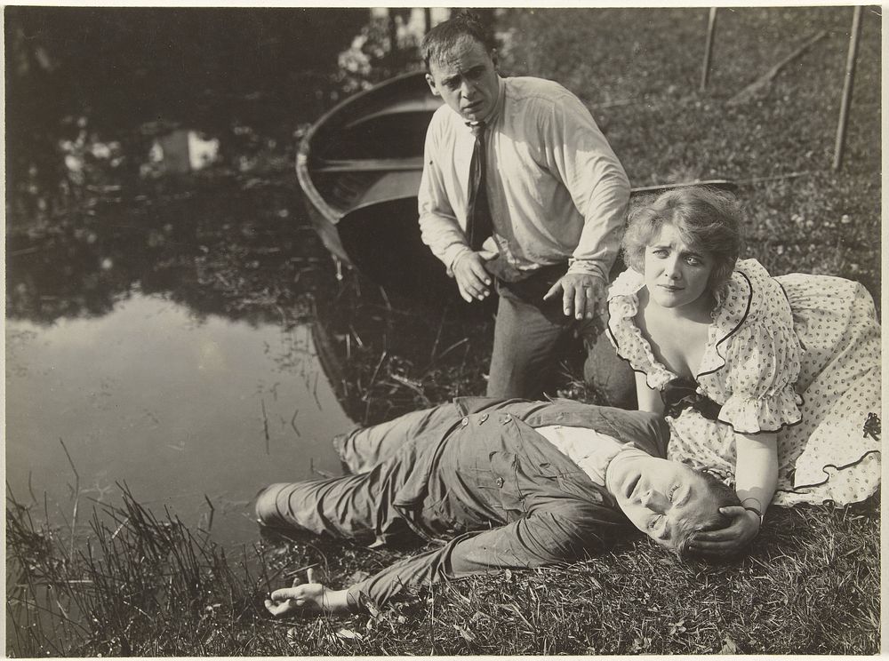 Filmfoto van een vrouw en man halen verdronken man uit sloot (1925 - 1935) by anonymous