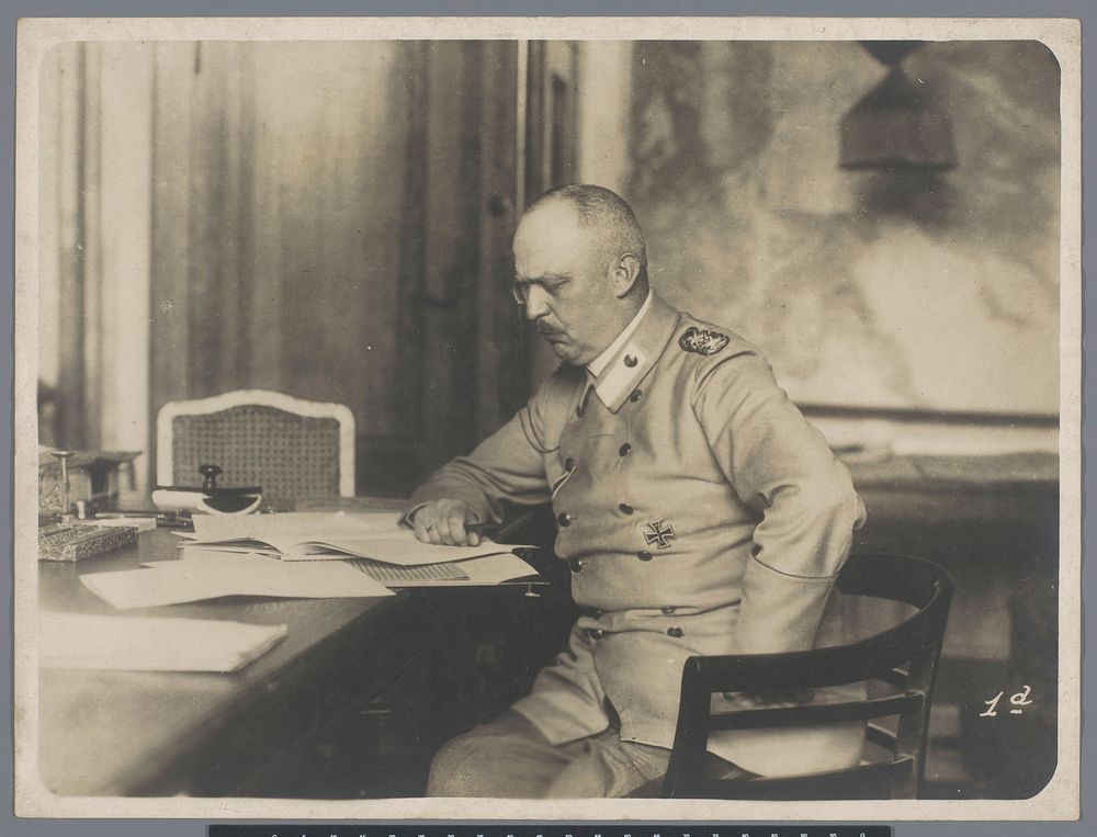 Portret van de Duitse generaal-kwartiermeester Erich Ludendorff in zijn werkkamer (1918) by anonymous