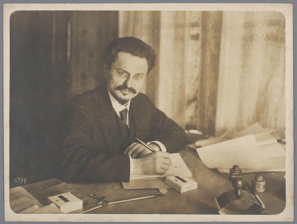 Portret van Leon Trotski aan een bureau (1918) by anonymous