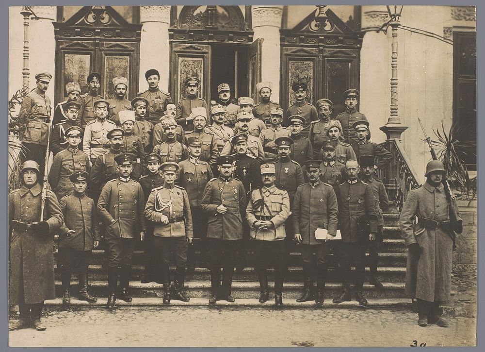 Groepsportret van onbekende Ottomaanse, Duitse en Russische officieren tijdens de Eerste Wereldoorlog (1914 - 1918) by…