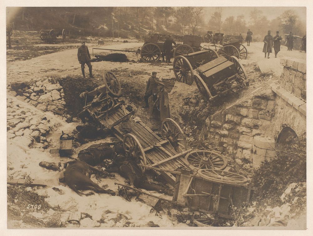 Wrecked horse-drawn wagons with German and Austrian-Hungarian soldiers (1914 - 1918) by anonymous