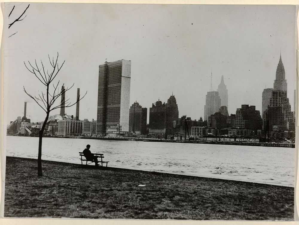 Gezicht op het hoofdkwartier van de Verenigde Naties aan de East River in Manhattan, New York (1950) by anonymous and…