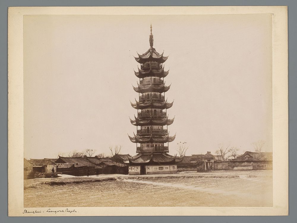 Gezicht op vermoedelijk de Longhua pagode te Shanghai (1850 - 1900) by anonymous