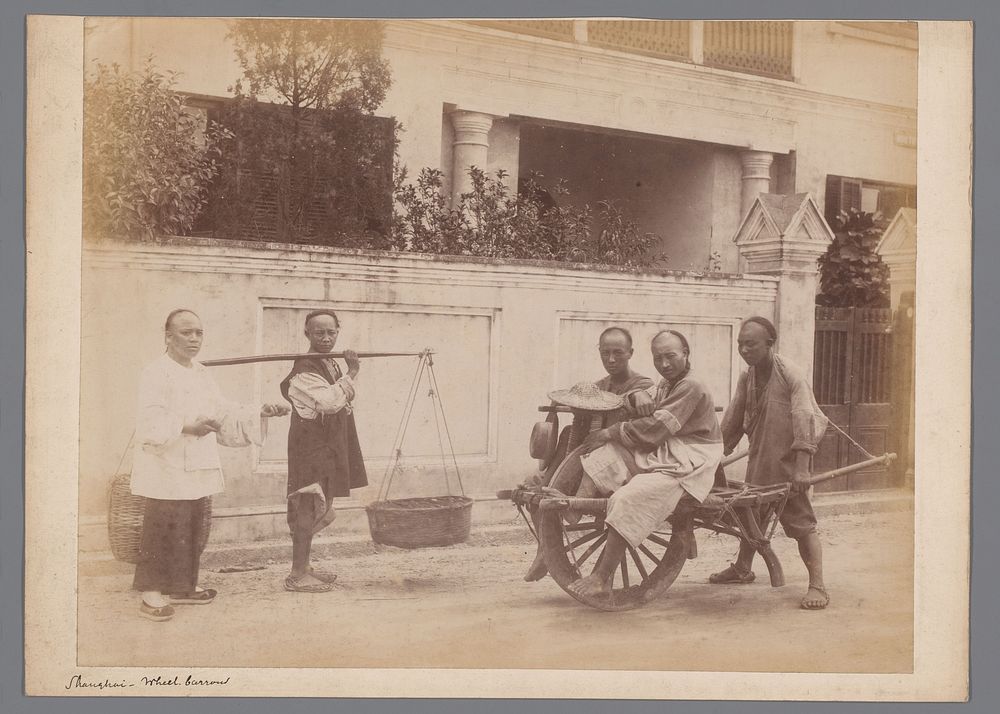 Vijf mannen met kruiwagen en draagstok te Shanghai (1850 - 1900) by anonymous