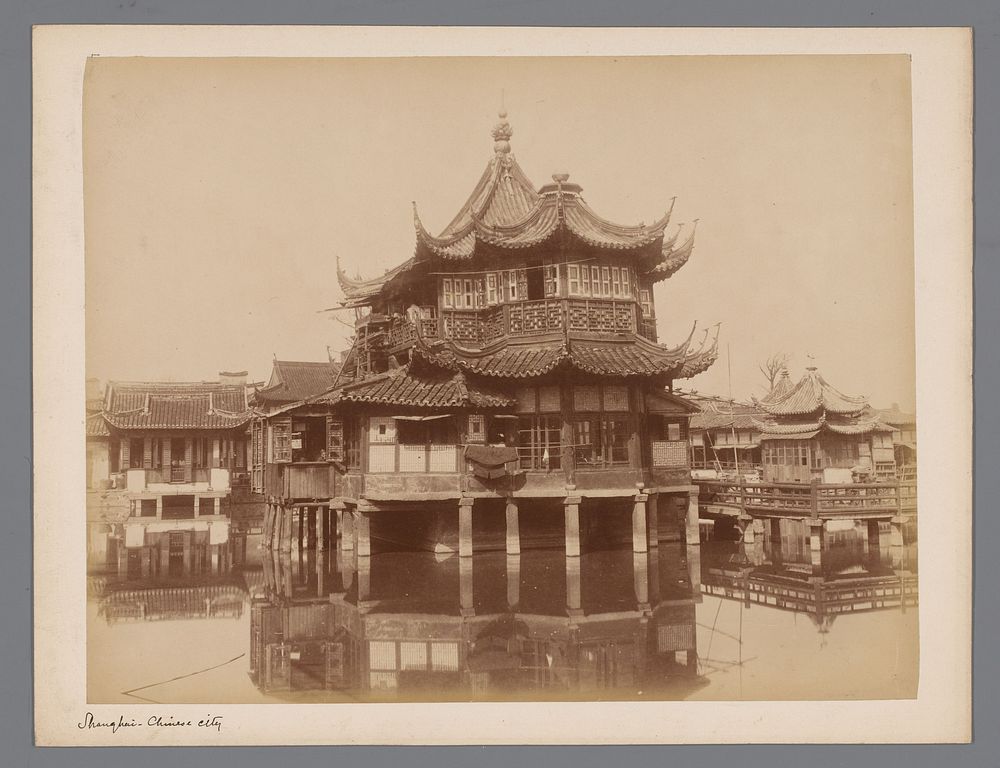 Stadsgezicht met water te Shanghai (1850 - 1900) by anonymous