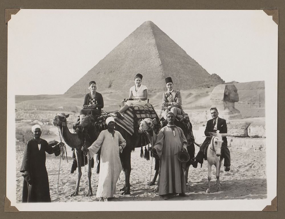 Groepsportret van een gezelschap op kamelen, een ezel en te voet, Egypte (1934 - 1935) by anonymous