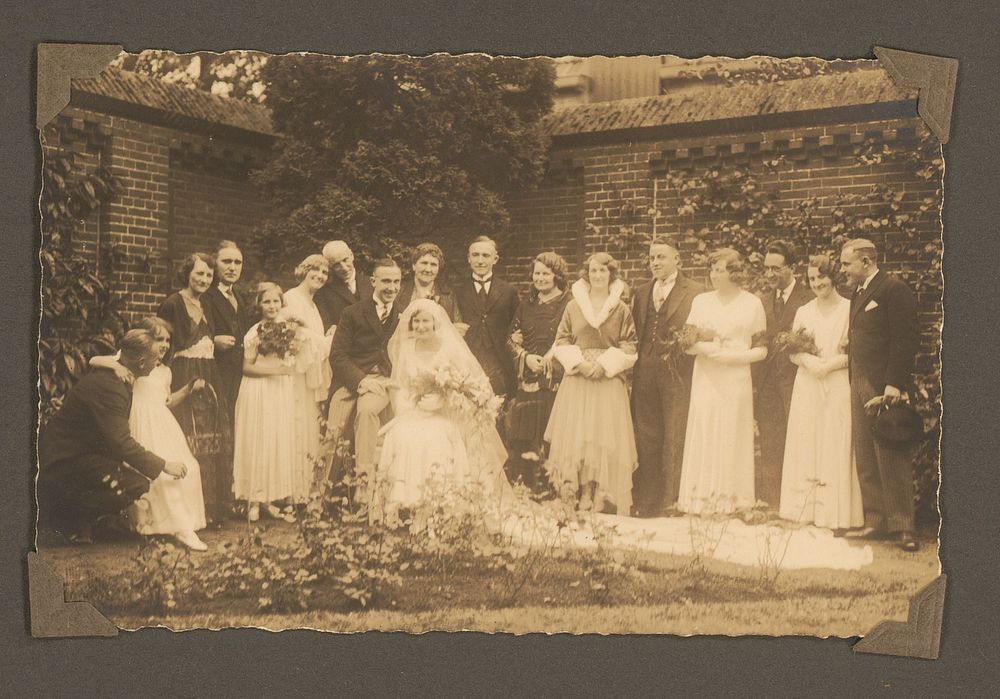 Groepsportret ter ere van een bruiloft (1920 - 1940) by anonymous