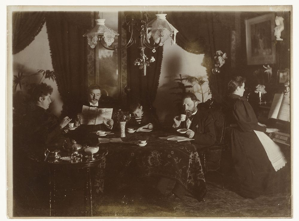Familie aan tafel en aan de piano, thee of koffie drinkend en lezend in De Kampioen (1895 - 1905) by Henri Osieck