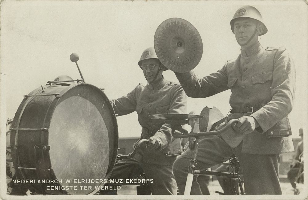 Militair muziekcorps op de fiets (1925 - 1935) by anonymous