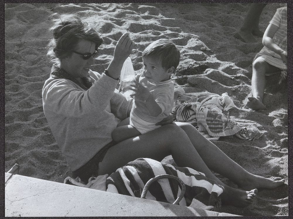 Moeder met kind op het strand (1955 - 1970) by anonymous