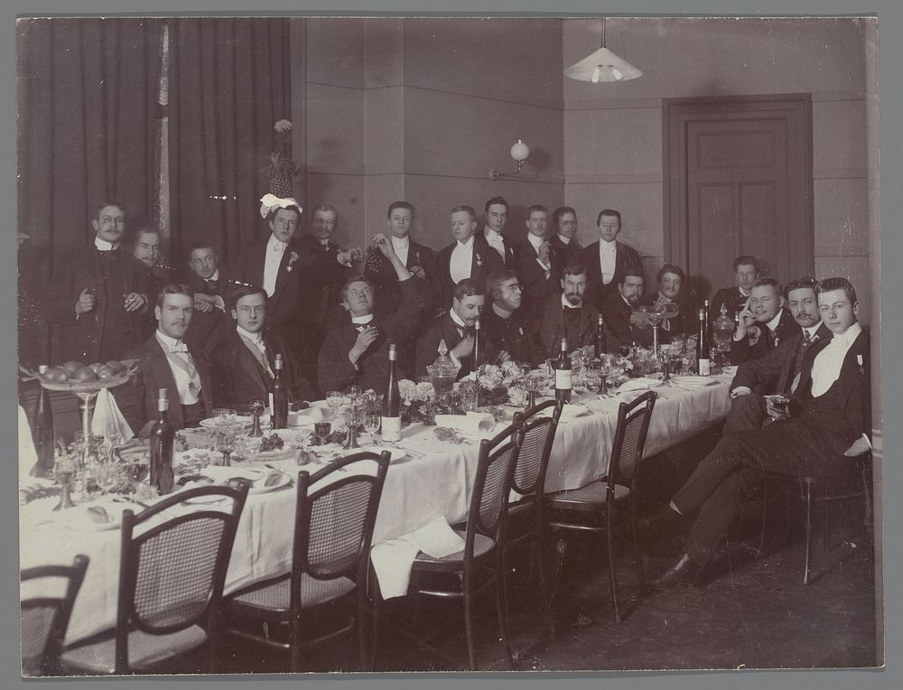 Portret van een groep jongemannen aan tafel (1905) by anonymous