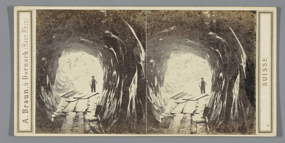 Man bij de ingang van een grot in de Obere Grindelwaldgletsjer of de Untere Grindelwaldgletsjer., Zwitserland (1860 - 1866)…