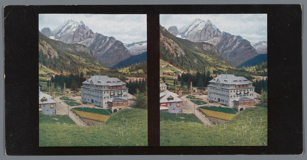 Gezicht op een berglandschap te Canazei, met op de voorgrond een gebouw (1902 - in or before 1908) by Hans Hildenbrand