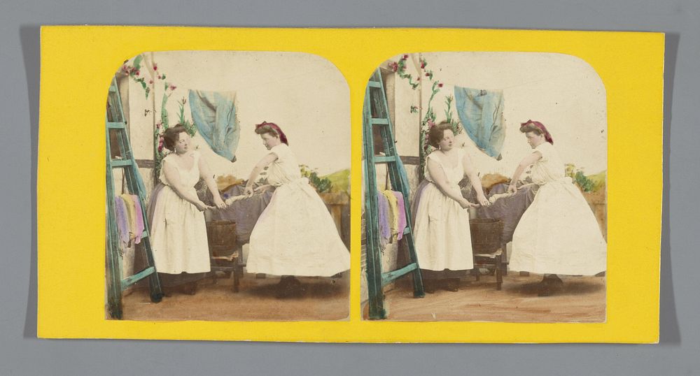 Twee vrouwen wringen samen wasgoed uit (1852 - 1858) by anonymous