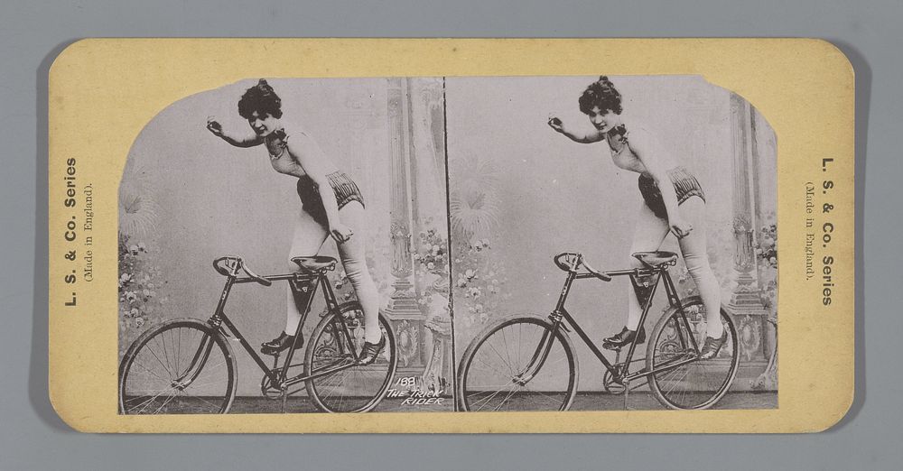 Vrouw poseert staande op een fiets (1870 - 1890) by anonymous, anonymous and LS and Co
