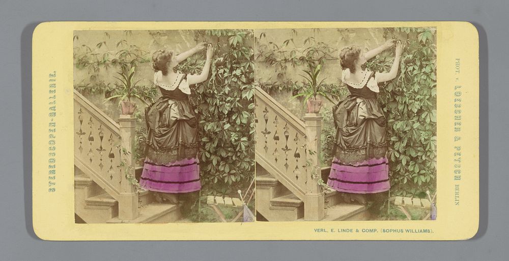 Een vrouw schikt klimop (1868 - 1900) by Loescher and Petsch and E Linde and Co  Sophus Williams