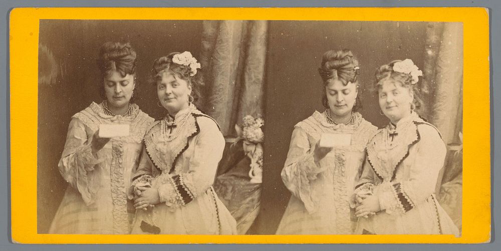 Twee vrouwen met een brief, de rechter vrouw kijkt naar de camera (c. 1850 - c. 1880) by anonymous