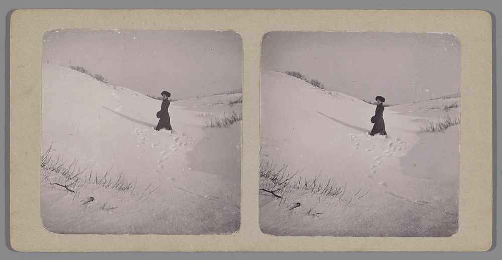 Vrouw in een besneeuwde duinpan (1890 - 1920) by anonymous