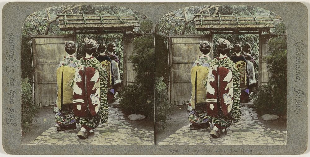 Japanse geisha's op weg naar een theehuis, Kioto (1900 - 1907) by T Enami and T Enami