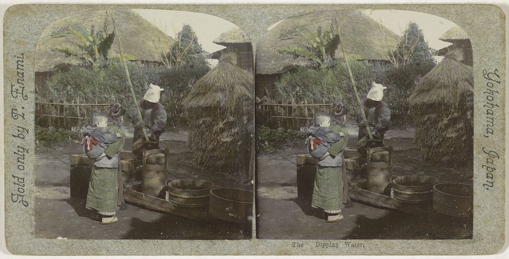 Man, vrouw en kind halen water bij een waterput, Japan (1900 - 1907) by T Enami and T Enami